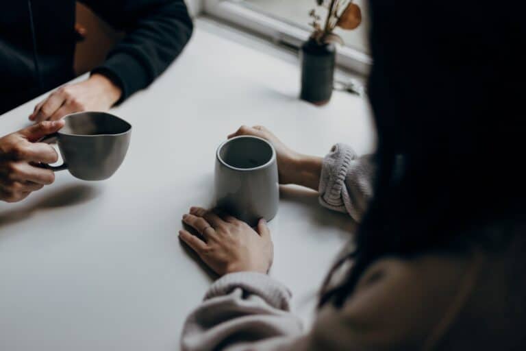 How to Reach Out to Influencers For Collaborations (with Sample Templates)