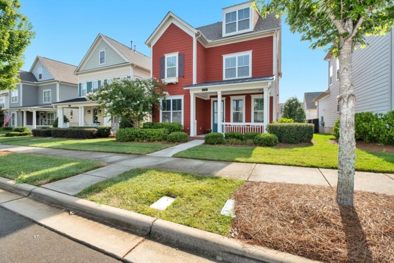Real Estate Facebook Marketing: The Definitive Guide with Advice on Everything from Content to Ads